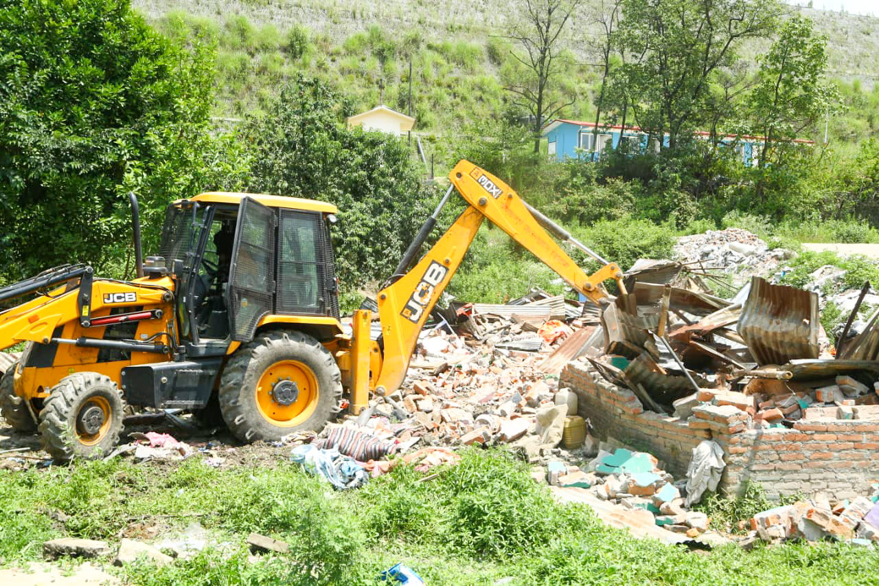 गुहेश्वरी क्षेत्रमा अवैध टहरा हटाउँदै महानगर(तस्बिरहरु)
