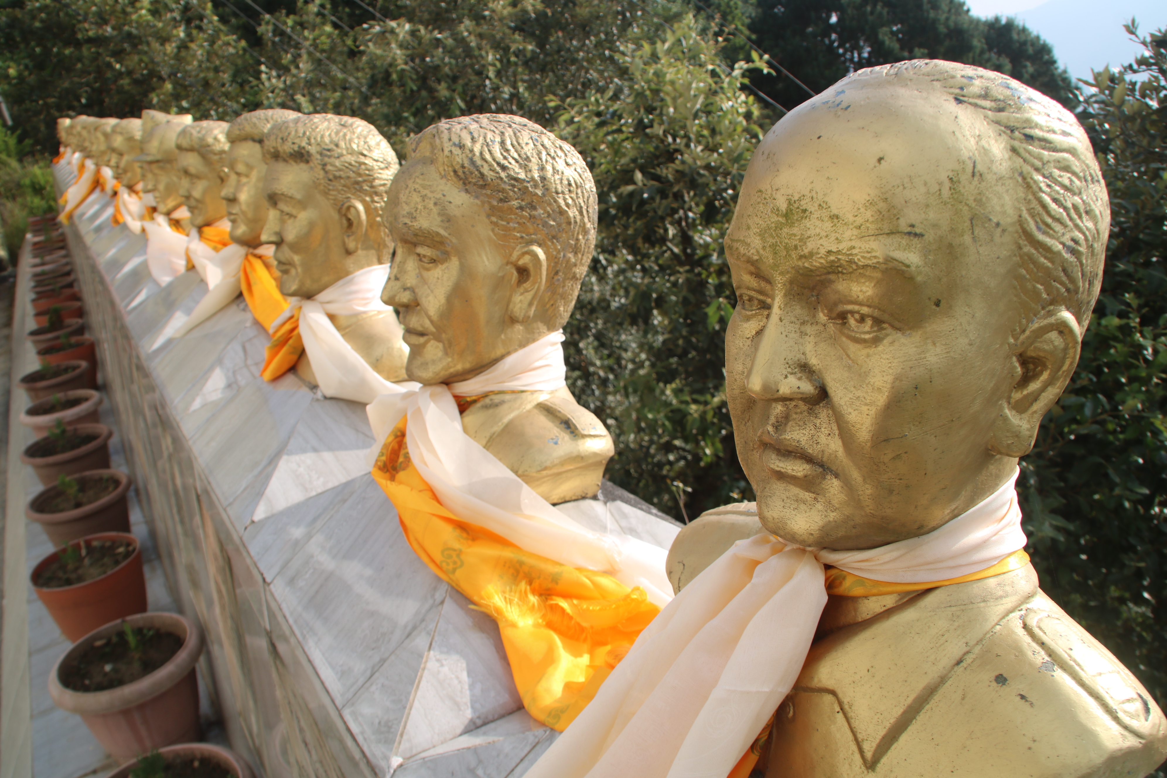 घुन्सा हेलिकप्टर दुर्घटनामा ज्यान गुमाएकाहरूको सम्झनामा निर्मित अर्धसालिक